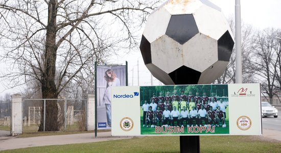 Kā 'bomzis' tilta pakājē... Kādas futbola bumbas skumjais stāsts