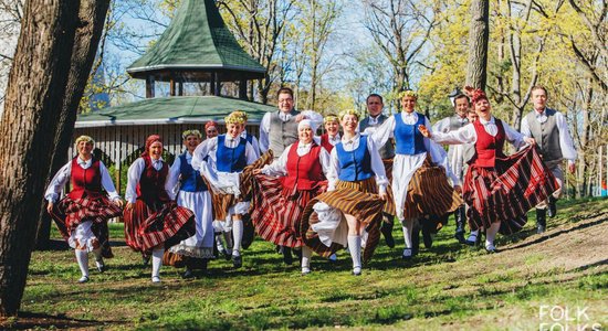 Tautastērps: no parastām drānām par gandrīz svētu modes preci