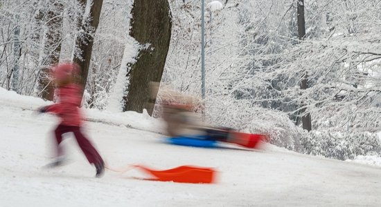 Nedēļas nogale būs nokrišņiem bagāta; pirmdien kļūs krietni vēsāks