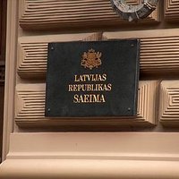 Saeima aizliedz Latvijas iedzīvotājiem vadīt ārvalstīs reģistrētu auto (14.30)