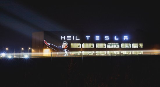 Активисты спроецировали портрет Маска, вскидывающего руку, на завод Tesla под Берлином. Полиция говорит, что это фейк