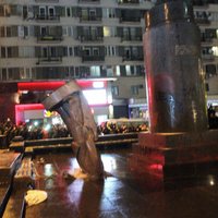 Голову разрушенного в Киеве памятника Ленину разобрали на сувениры