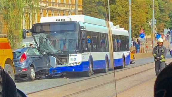 На мосту ВЭФ автомобиль Ford выехал на встречную полосу и врезался в троллейбус