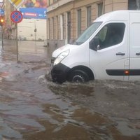 Рига подсчитывает убытки после ливня: затоплены подвалы школ в центре столицы