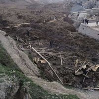 Dubļu lavīnās cietušajā Afganistānas ciemā turpinās glābšanas darbi