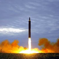 Ziemeļkoreja parāda, kā palaida raķeti pār Japānu; draud uzbrukt Guamai