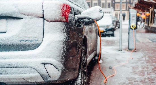 Pazeminoties temperatūrai, mainās uzlādes ātrums: padomi elektroauto lietotājiem