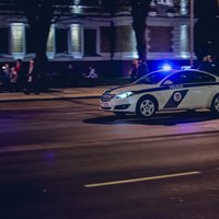 Valmierā auto šoferis nepakļaujas policistiem un metas bēgt
