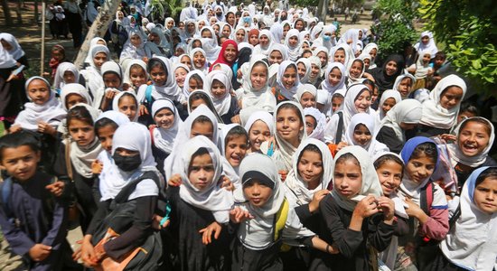 Afganistānā sākumskolās saindētas aptuveni 80 skolnieces