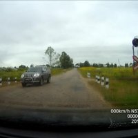 Video: Autovadītājs izaicina likteni, šķērsojot pārbrauktuvi īsi pirms drezīnas