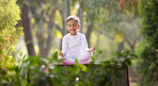 Pieci ieguvumi no jogas nodarbībām – bērniem, vecākiem un arī grūtniecēm