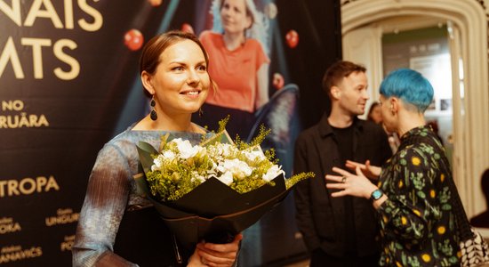 Foto: Nosvinēta Lienes Lindes dramēdijas 'Melnais samts' pirmizrāde