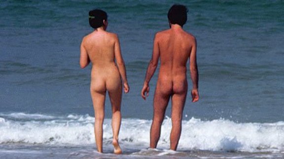 nudist-couple-on-the-beach