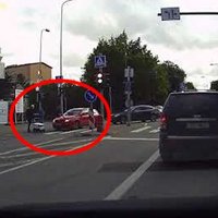 Video: Tallinā automobilis notriec preču piegādes robotu