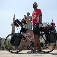 Ēģiptiešu futbola fans uz velosipēda iesācis ceļu uz Pasaules kausu