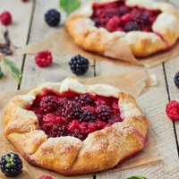 Apaļās aveņu pīrāgkūkas jeb 'galettes'