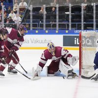 Latvijas U-18 hokejisti ar cienījamu zaudējumu 'goliātam' sāk pasaules čempionātu elitē