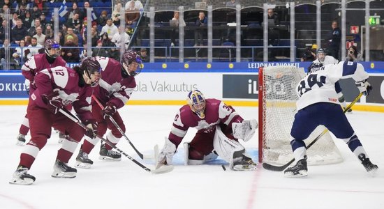 Latvijas U-18 hokejisti ar cienījamu zaudējumu 'goliātam' sāk pasaules čempionātu elitē