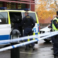 Miris uzbrucējs, kurš Zviedrijas skolā ar zobenu nogalināja divus cilvēkus
