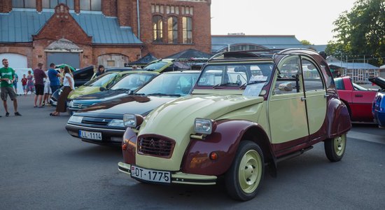 ФОТО: слет французских ретроавтомобилей на Агенскалнском рынке