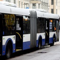 'Rīgas satiksmei' trūkst aptuveni 60 autobusu vadītāju