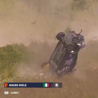 Video: Itālijas ekipāža piedzīvo iespaidīgu avāriju WRC posmā Latvijā