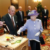 Anglijas karaliene pāvestam dāvā medu, viskiju un olas no personīgās saimniecības