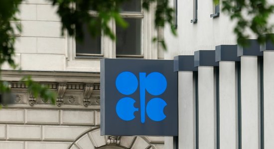 ОПЕК+ договорилась незначительно нарастить добычу нефти