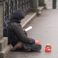 Arvien vairāk Latvijas iedzīvotāju pakļauti nabadzības riskam