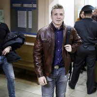 Nosēdinot lidmašīnu Minskā arestētajam Protasevičam piespriež astoņu gadu cietumsodu