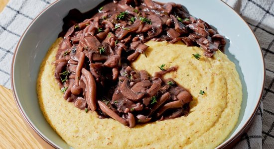 Polenta ar sēņu ragū sarkanvīna mērcē