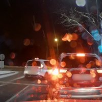 Video: Autovadītāji apbrauc rindā gaidošus auto, pārkāpjot noteikumus