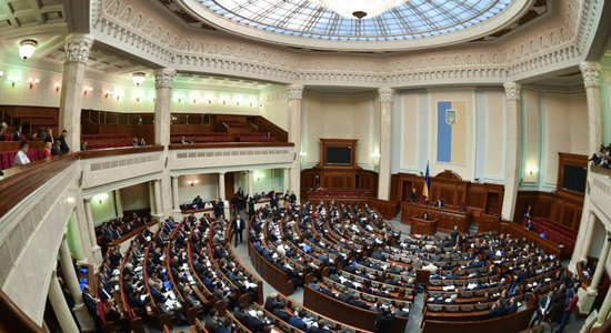 Ukrainas parlaments apstiprina jauno valdību