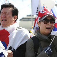 Foto: Tiesa atceļ Dienvidkorejas prezidenti no amata; sākas protesti