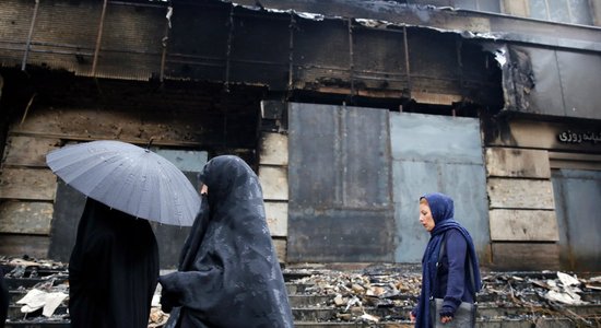 Protesti Irānā: noliedzot ziņas par bojāgājušajiem, valdība vaino ārvalstniekus