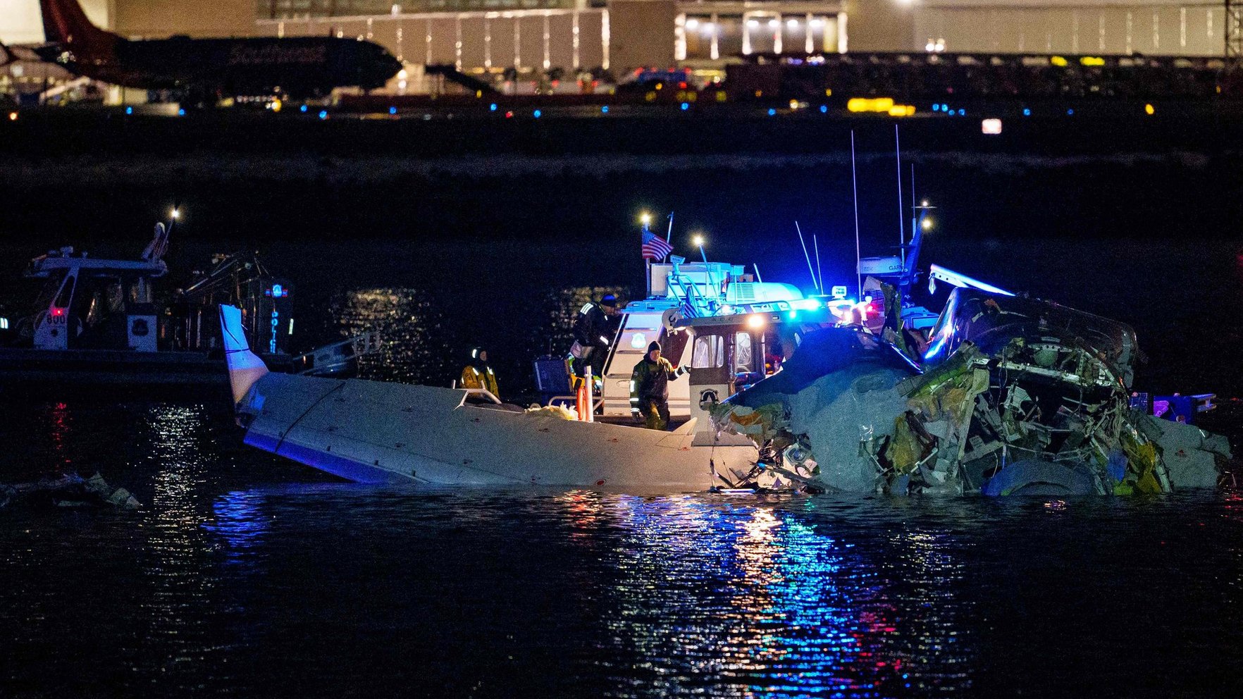Fragmente distruse; oameni căutați în apă tulbure și rece. Ce se știe despre catastrofa aviatică din Washington   