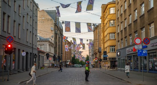 ФОТО: На улице Тербатас появились первые зеленые зоны и временные площадки для торговли