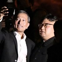 Selfijs ar diktatoru: Kims Čenuns pirms samita ar Trampu dodas ekskursijā pa Singapūru