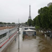 Foto: Francijā plūdu dēļ slēdz Luvras muzeju; steidz glābt mākslas vērtības