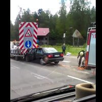 ВИДЕО: Авария на Юрмальском шоссе - Volvo врезался в машину дорожной службы