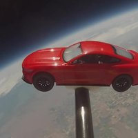 Video: 'Ford Mustang' modelītis uzlido kosmosā un nokrīt uz Zemes