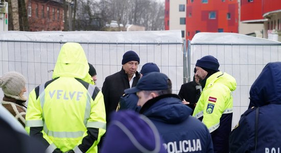 Policijas klātbūtnē 'Stradiņi' pārņem jaunā korpusa būvlaukumu no 'Velves'