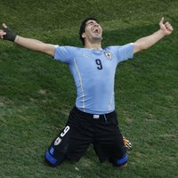 Suaresa divi gūtie vārti nodrošina Urugvajai uzvaru pār Angliju