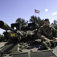 ФОТО: Британцы показывают жителям Латвии военную технику