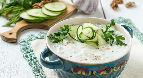 Таратор - болгарский холодный суп с чесноком и грецкими орехами