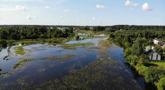 Jelgavas pusē no Svētes upes applūduši Miezītes un Būriņu ceļa posmi