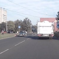 Video: Auto notriec pāri gājēju pārejai skrienošu sievieti un aizmūk