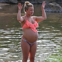 Невеста Кличко на 8-м месяце беременности загорает и купается на Гавайях