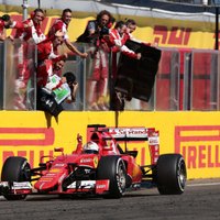 Fetels izcīna otro uzvaru 'Ferrari' sastāvā; 'Mercedes' pirmo reizi šosezon bez pjedestāla