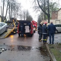 ФОТО, ВИДЕО: Mazda повалила бетонный столб и повредила два автомобиля